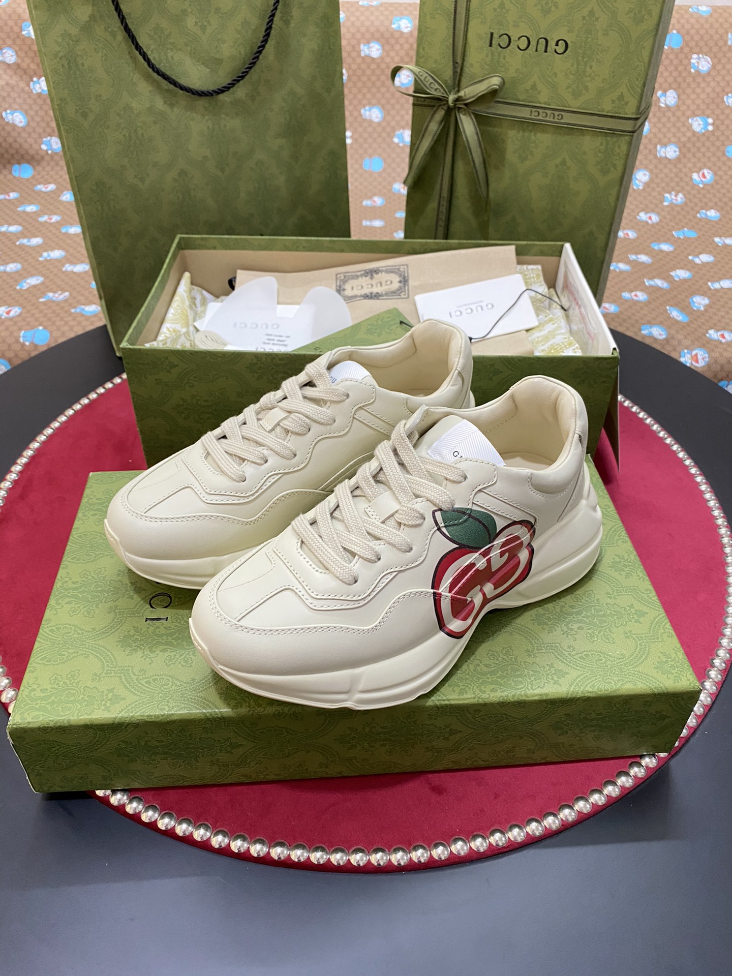 TOP GUCCI RHYTON WITH APPLE PRINT SNEAKER