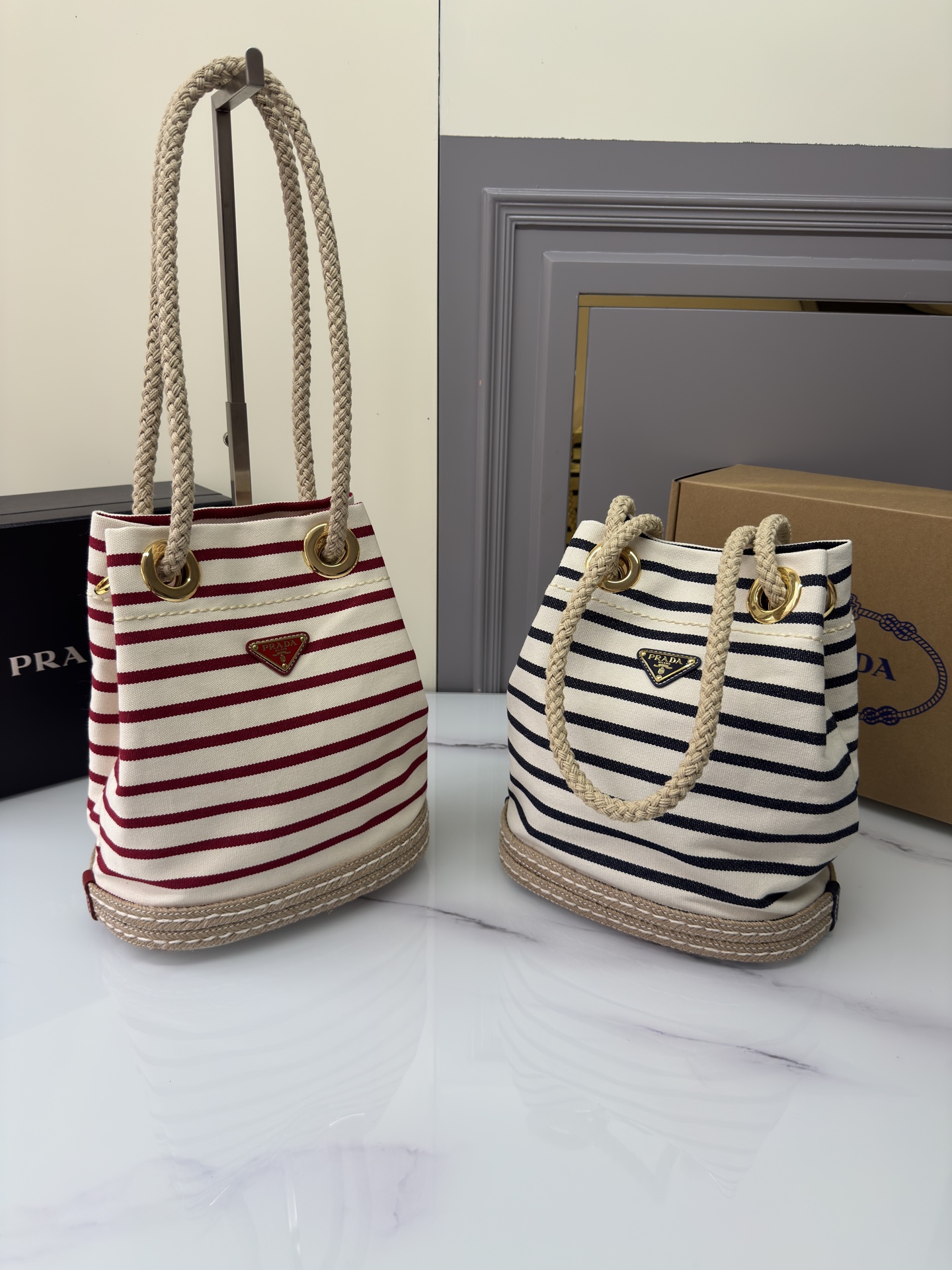 TOP PRADA Buckle Handbag 28 x 23.5 x 15 cm - 2 Color
