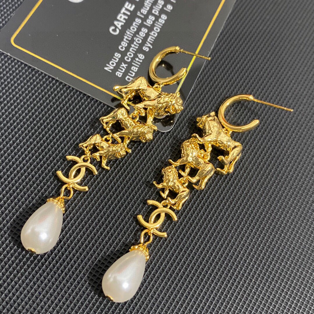 TOP CHANEL Double C Lion Pearl Stud Earrings - Gold