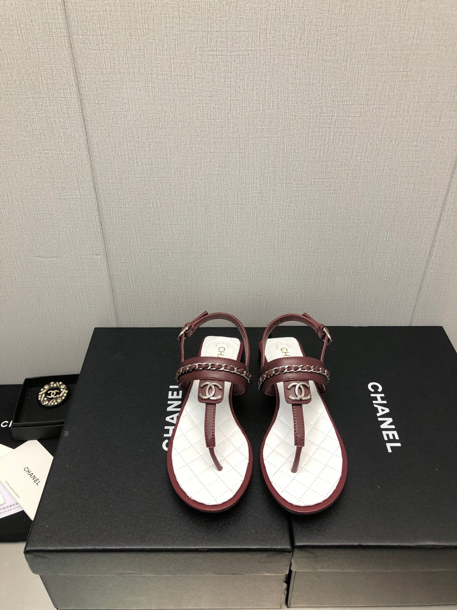 TOP CHANEL Flip Sandals with Chain - 3 Color