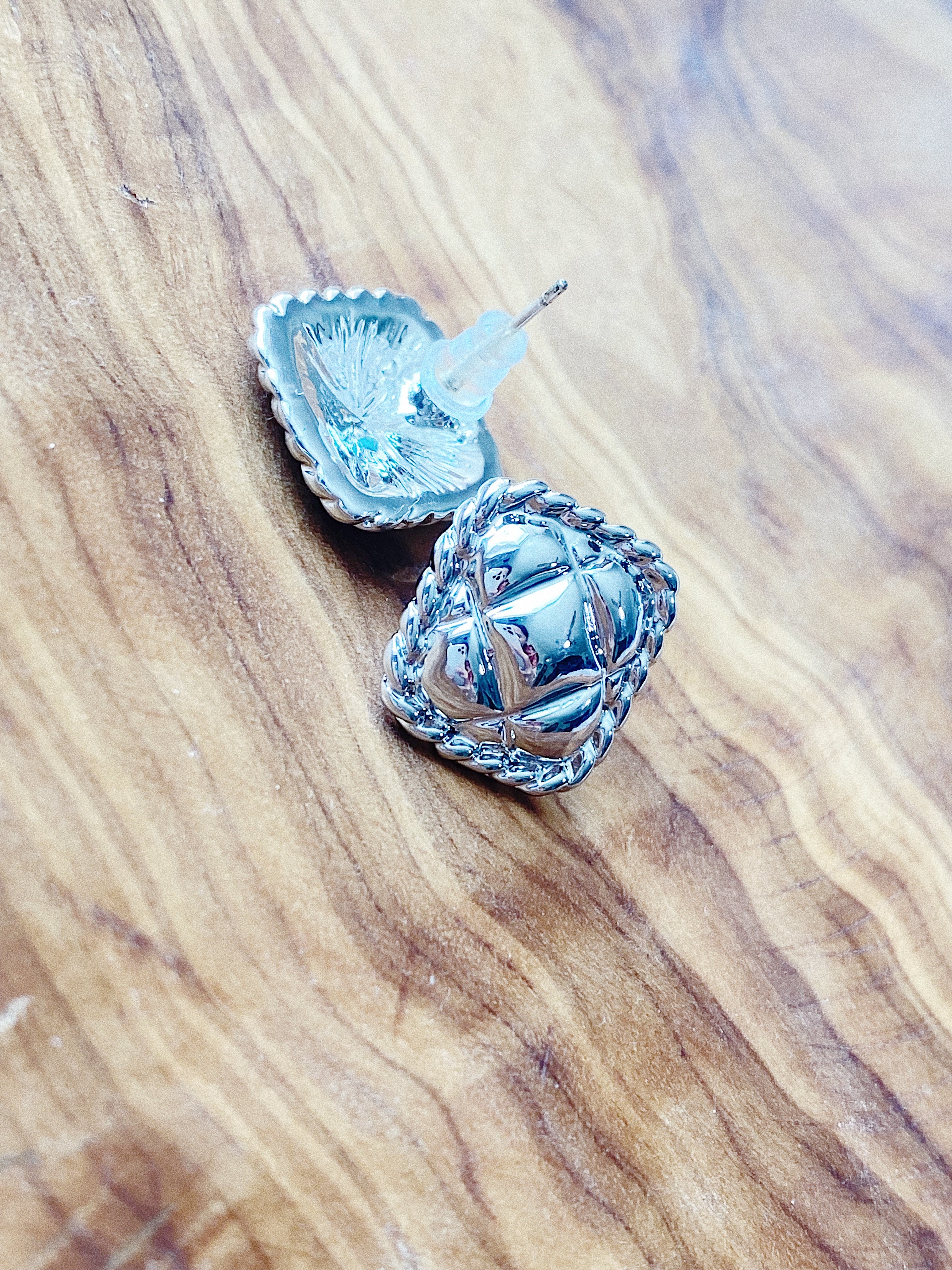 TOP CHANEL Stud Square Earrings