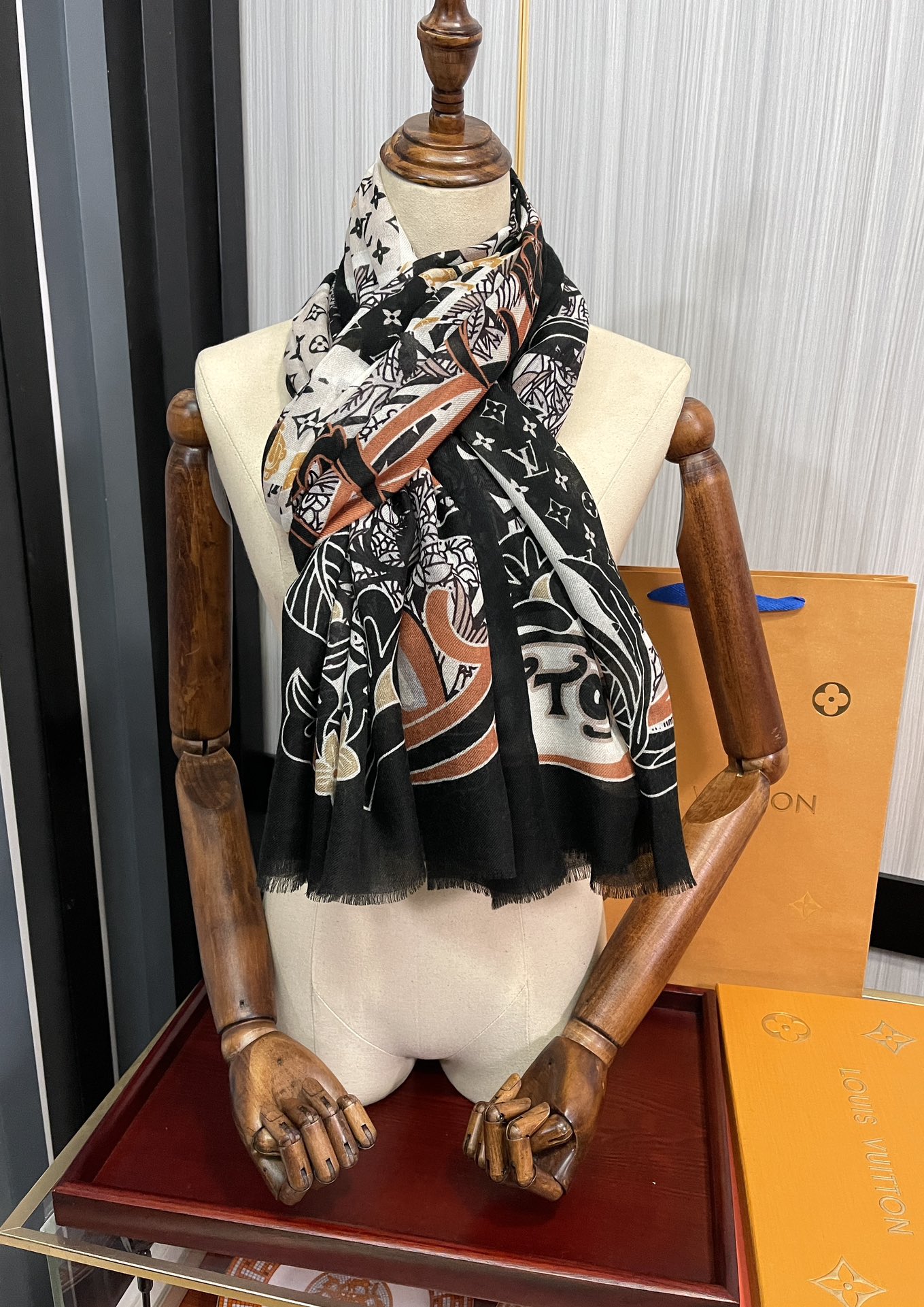 TOP Louis Vuitton LV L*V Cashmere Scarf