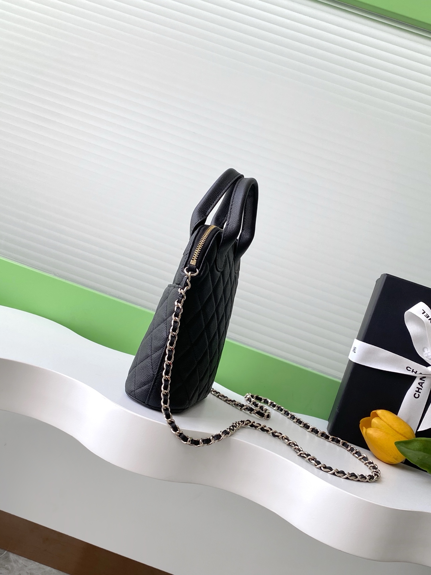 TOP CHANEL Shell Bag 18-17-6 cm - Black