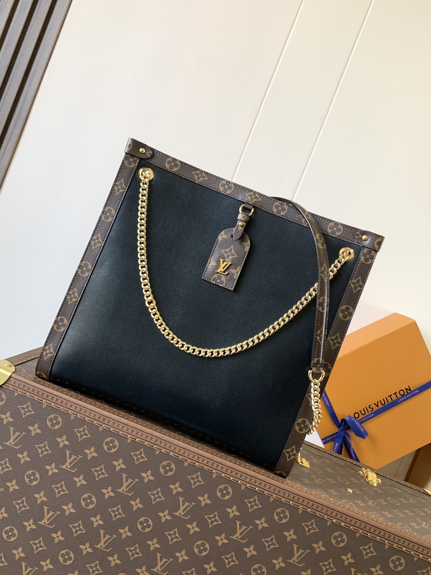 TOP Louis Vuitton LV Cruise Nova Bag Calfskin 36x10x37cm - Black