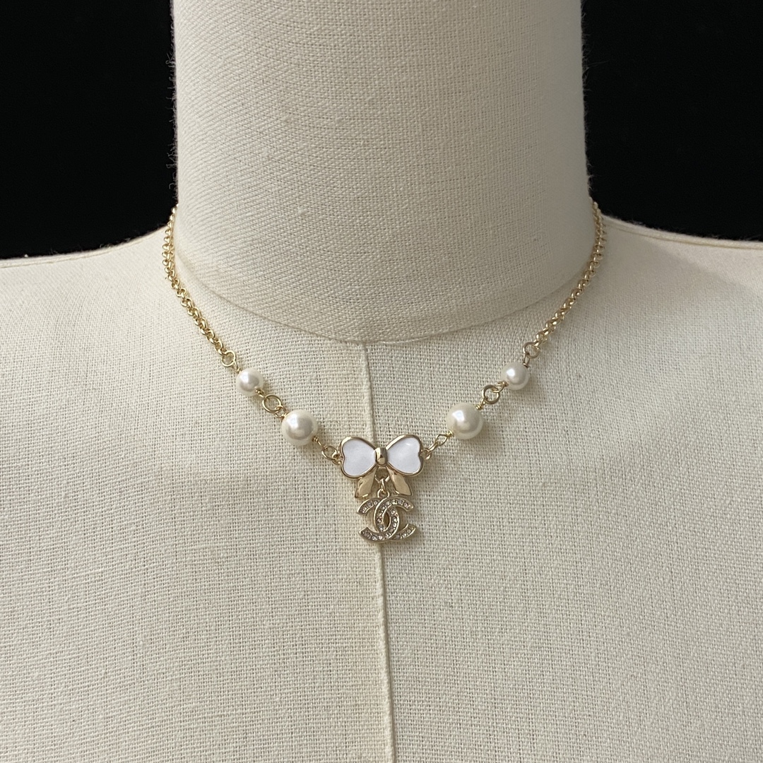 TOP CHANEL CC Pearl Necklace with Bow - Gold