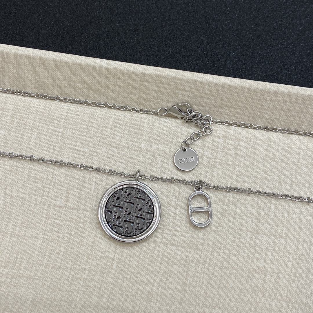 TOP Christian Dior Necklace with Circle Pendant - Silver