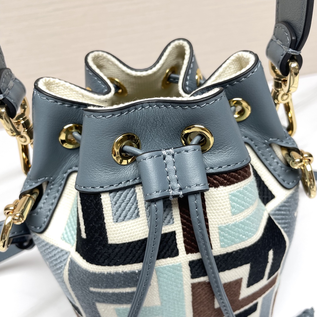 TOP FENDI Mon Tresor Small Bucket Bag 12x18x10cm - Blue