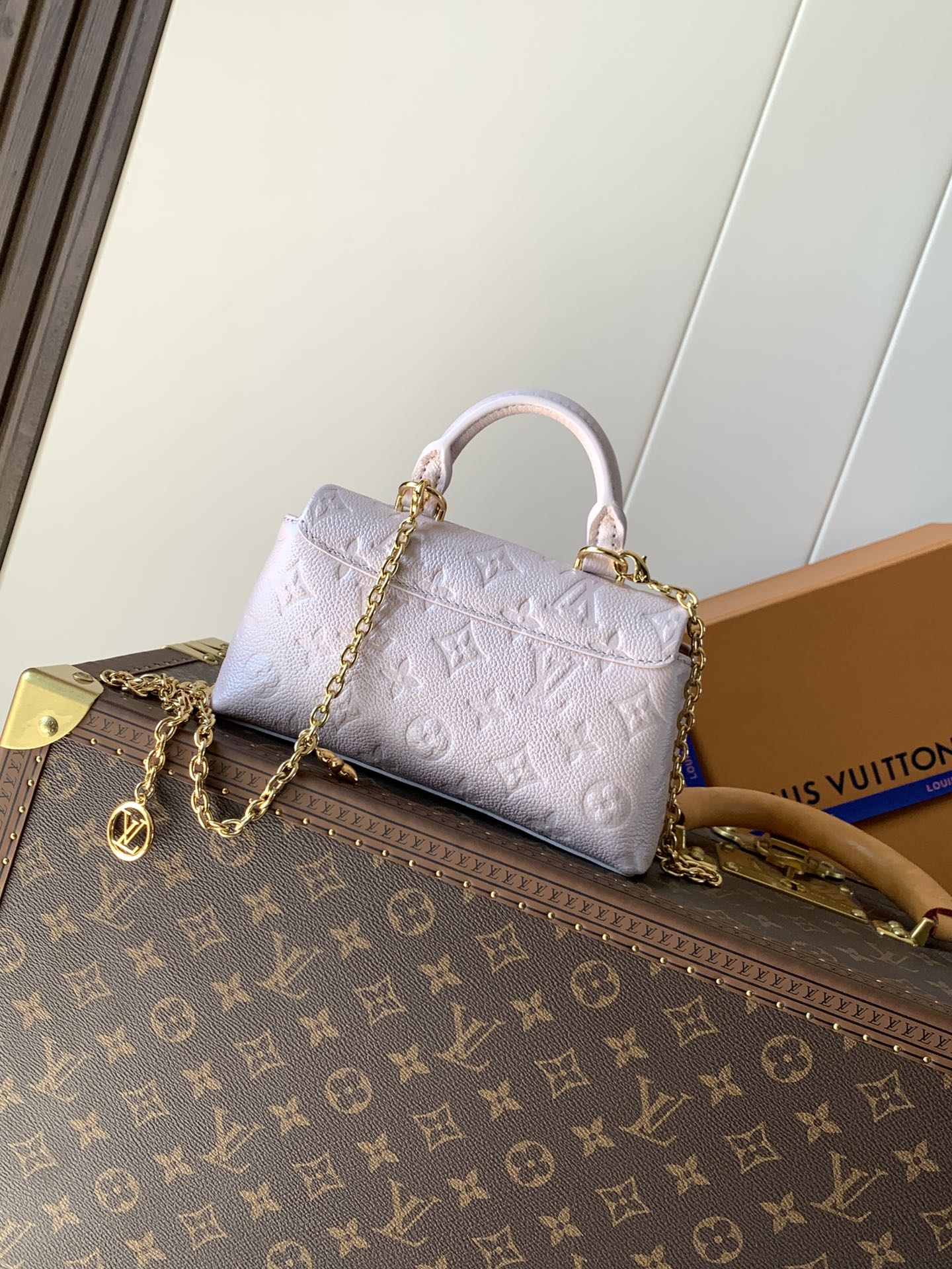 TOP Louis Vuitton LV Nano Madeleine Bag Monogram Empreinte Leather 21× 12.5 × 6cm - Pearl Pink