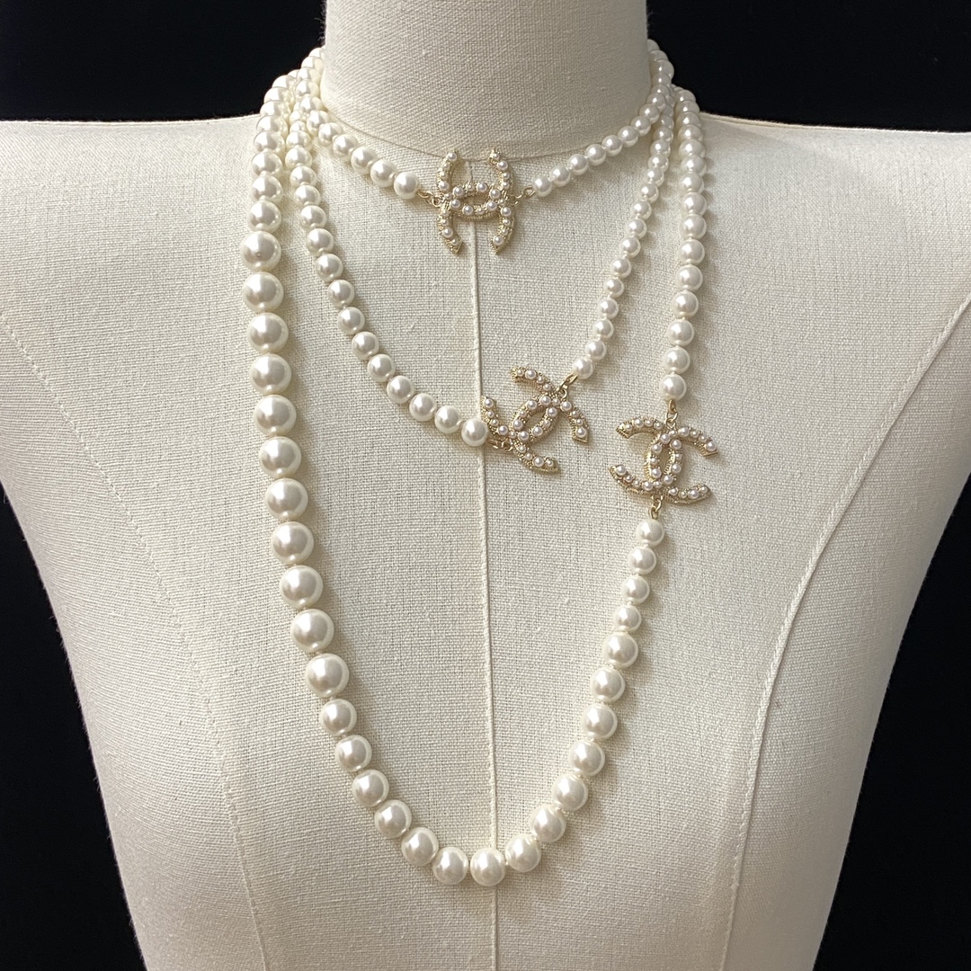 TOP CHANEL Long Pearl Necklace - Gold