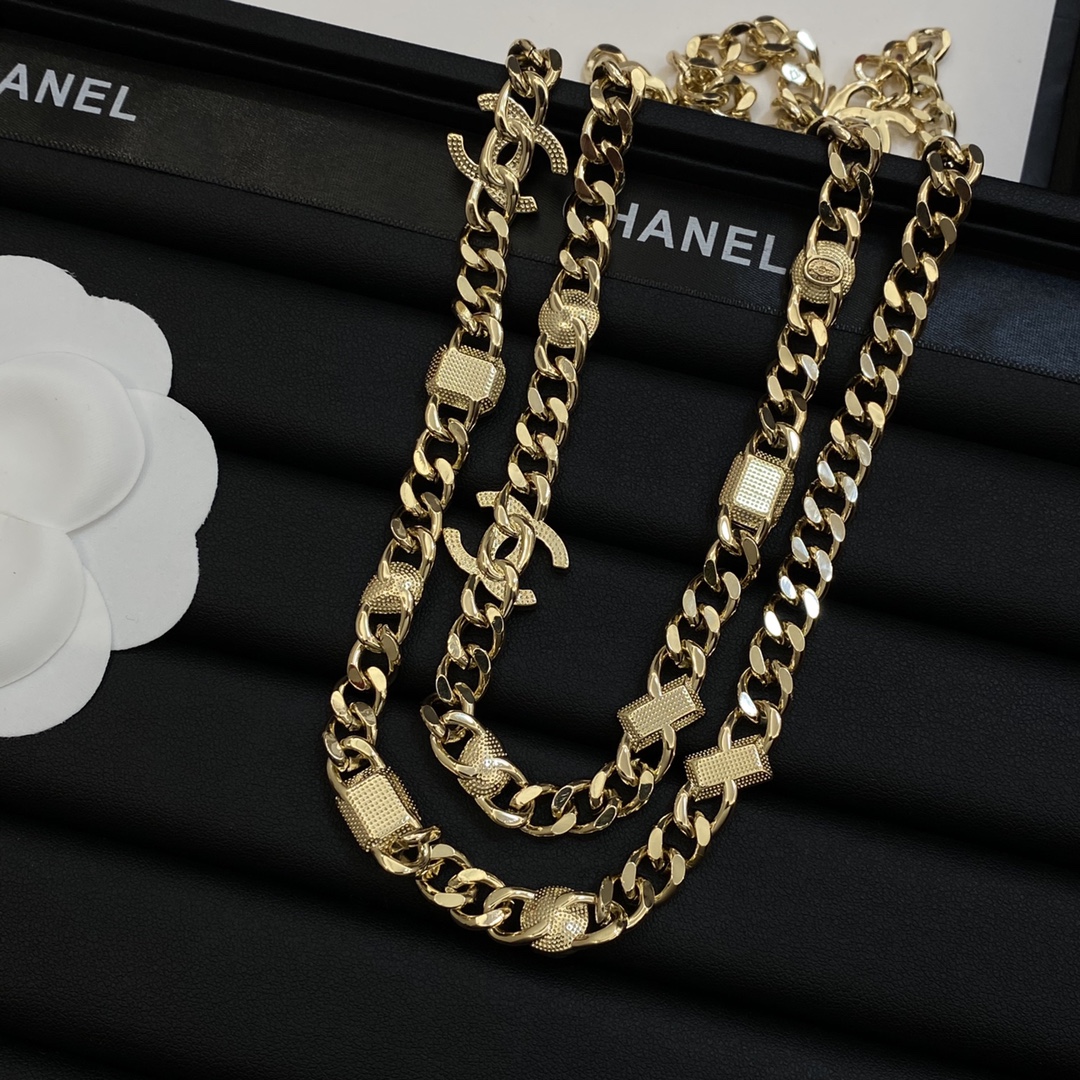 TOP CHANEL Sweater Chain with Crystal - Gold