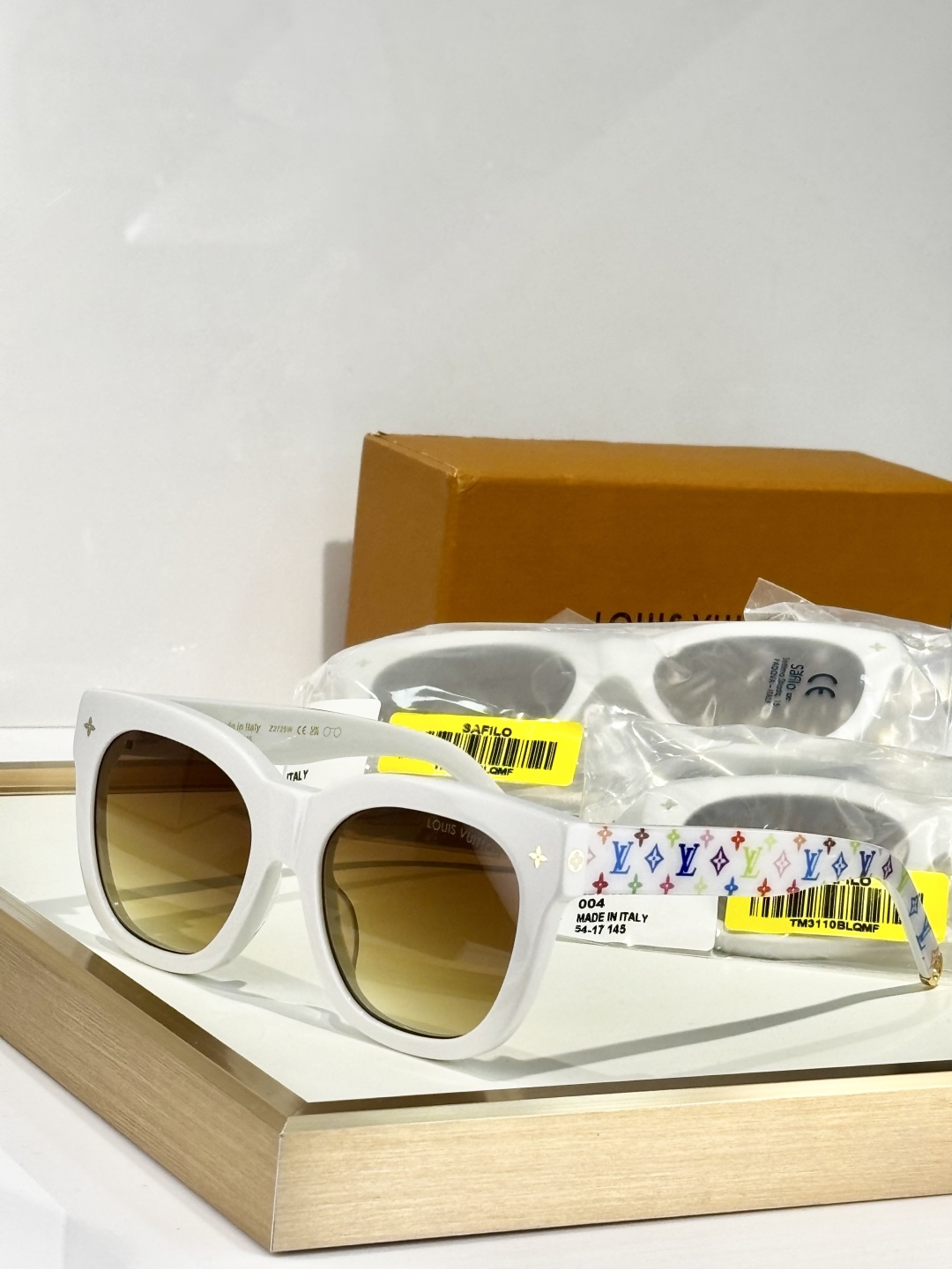TOP Louis Vuitton LV Sunglasses - White