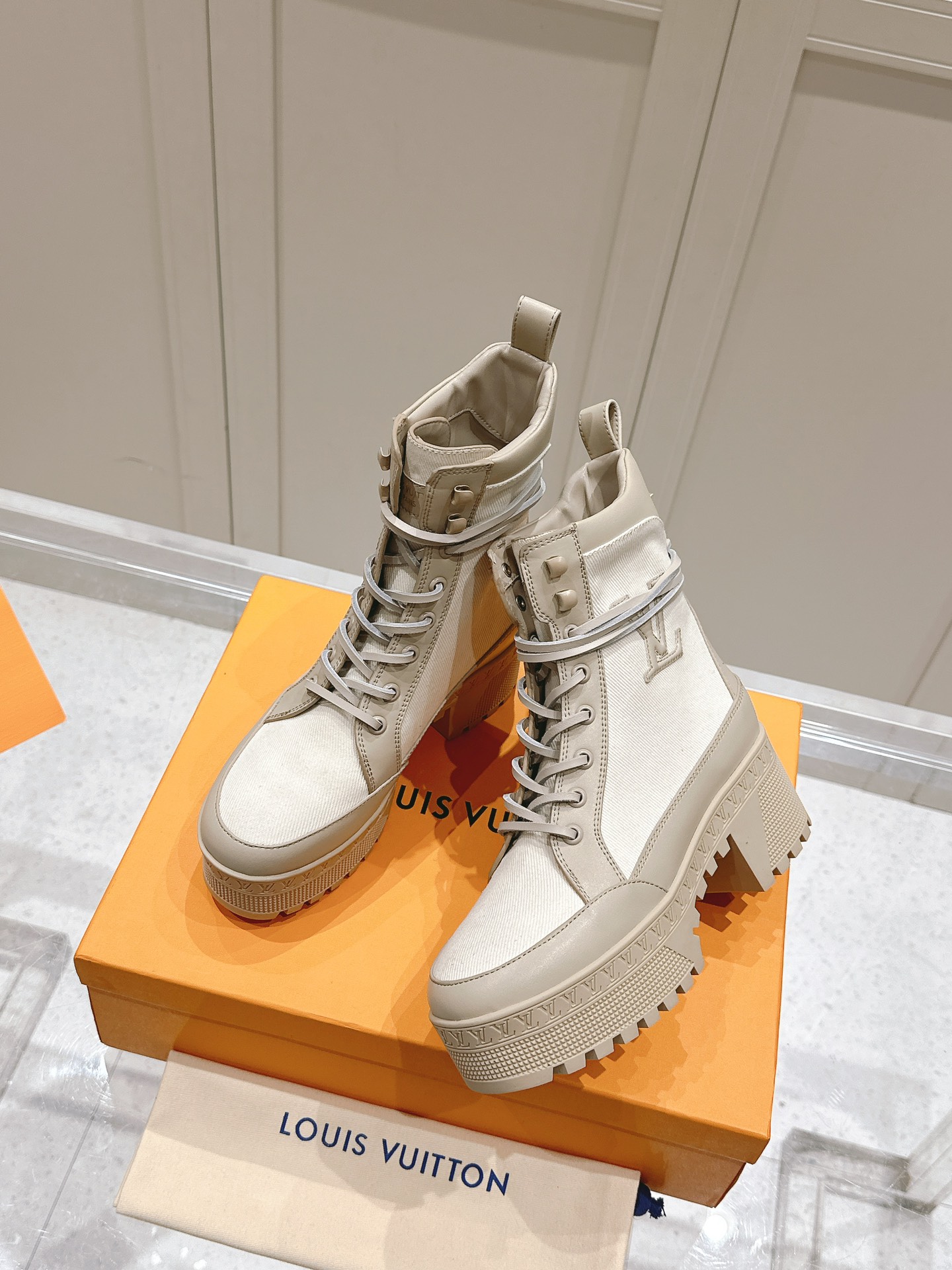 TOP Louis Vuitton LV Chunky Heel Boots with Logo - 5 Color