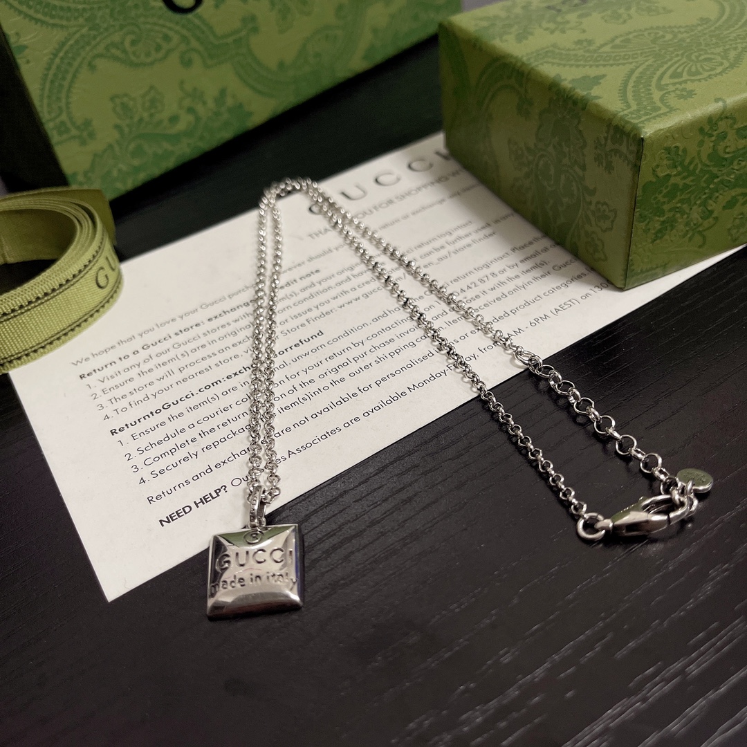 TOP GUCCI Plaque Necklace - Silver