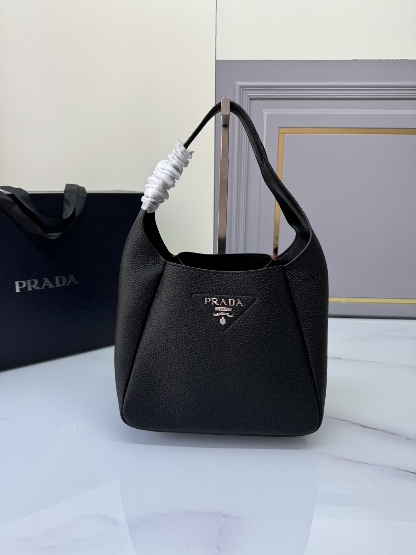 Top PRADA Cowhide Bucket Bag 23×21×13cm - Black