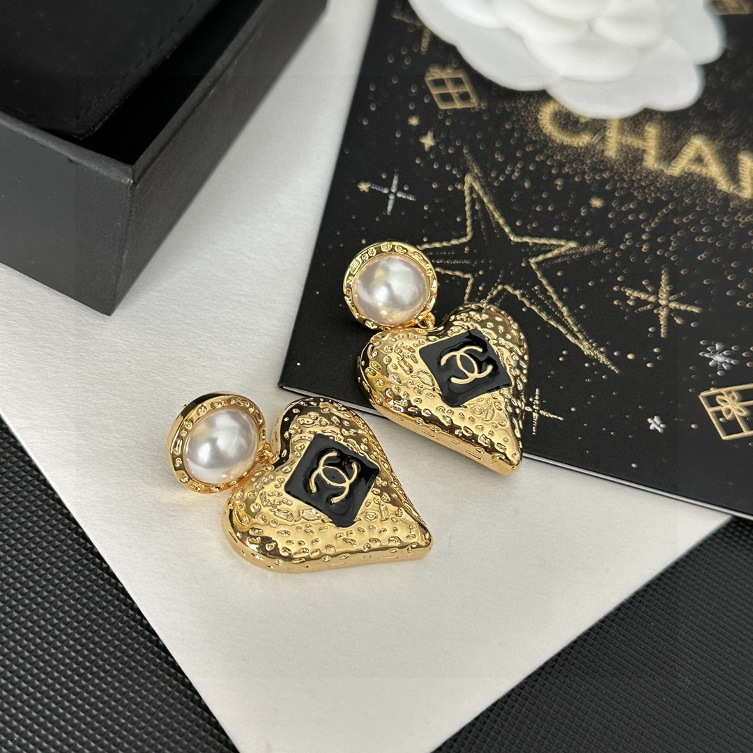 TOP CHANEL Heart Earring