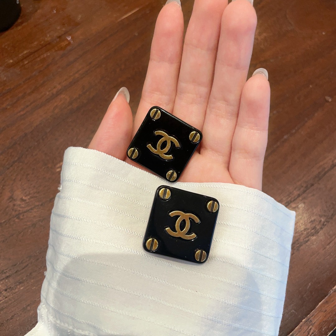TOP CHANEL Square Earrings-Black