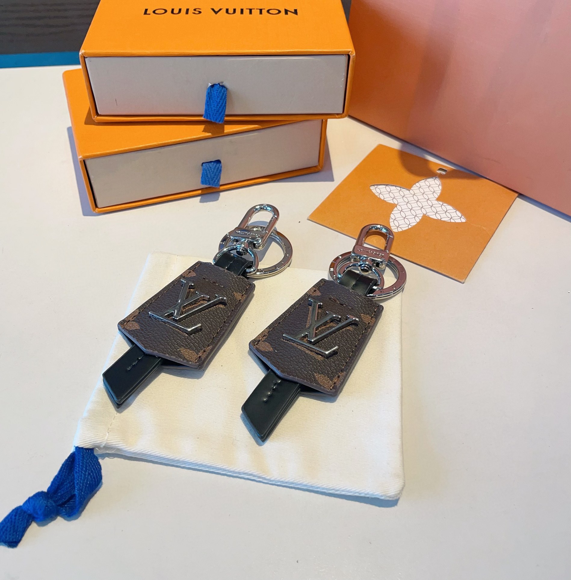 TOP Louis Vuitton LV Leather Keychain