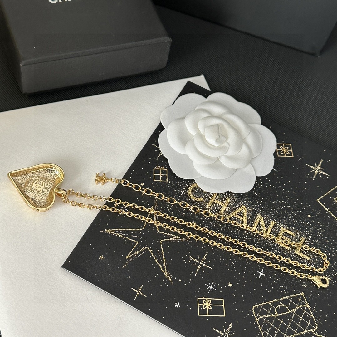 TOP CHANEL Heart Necklace