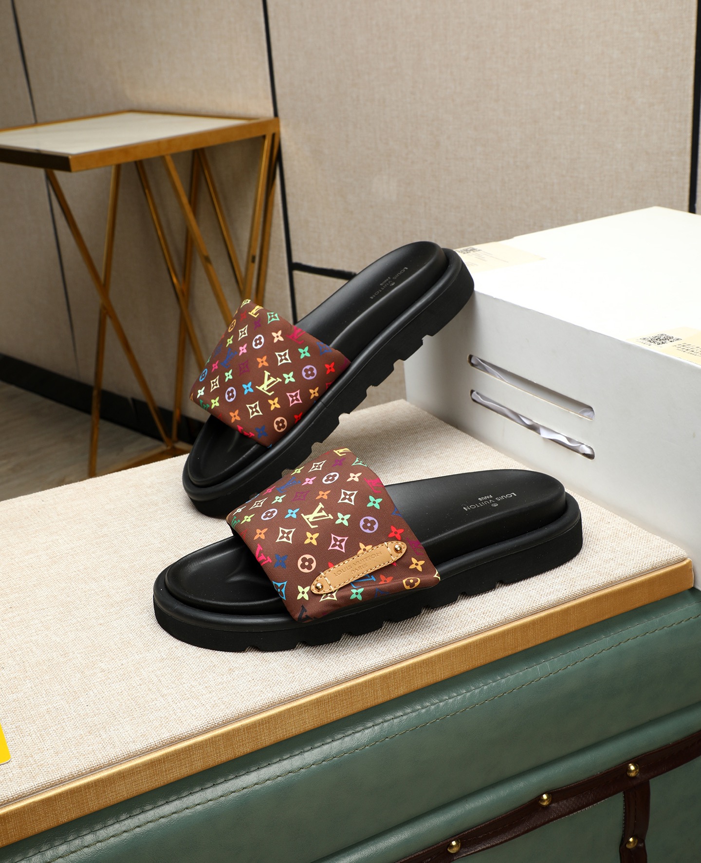 TOP Louis Vuitton LV Men's Leather Slides - 3 Color