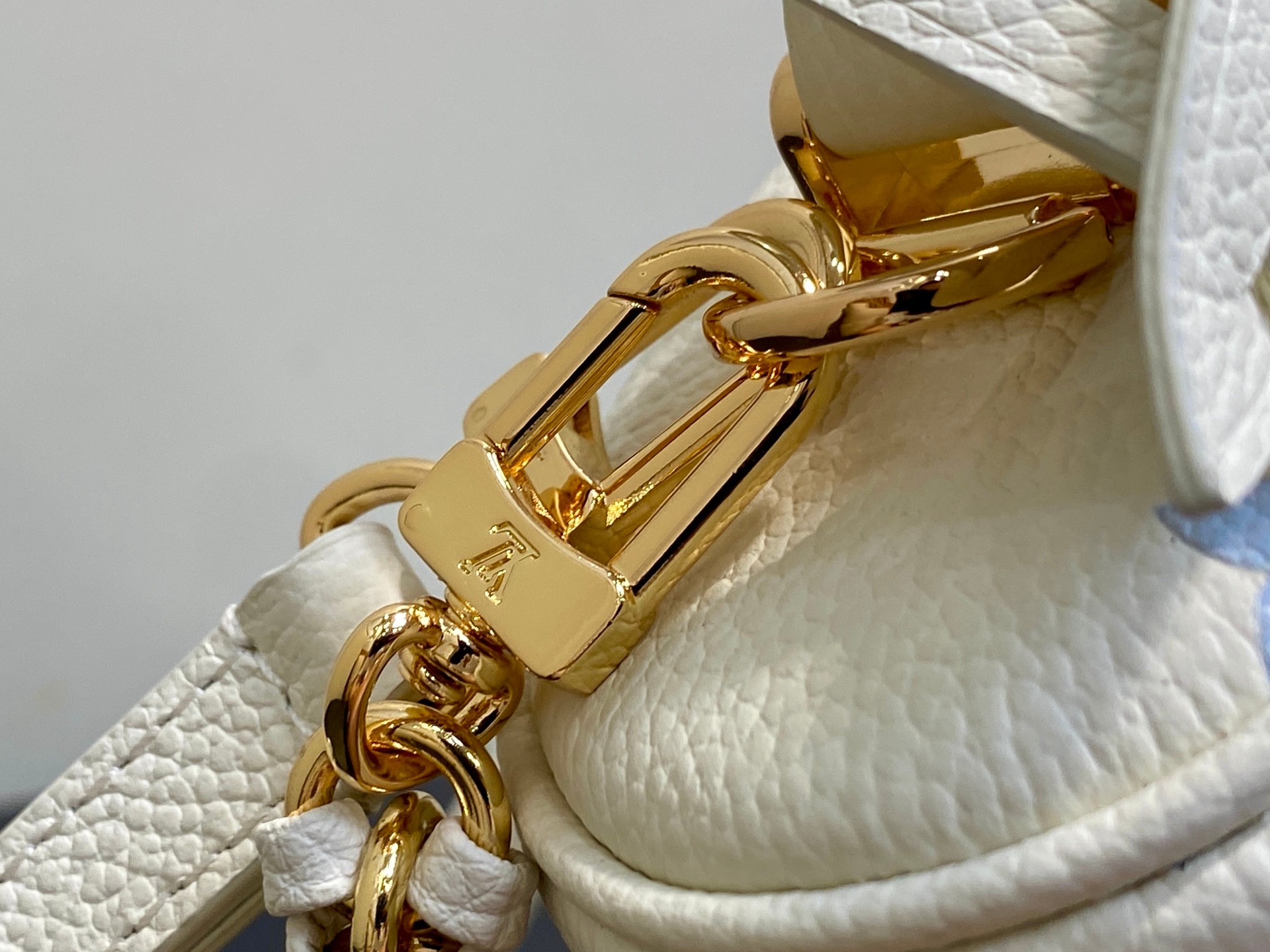 TOP Louis Vuitton LV Vanity Chain Pouch 11.5 x 6.5 x 19 cm - White