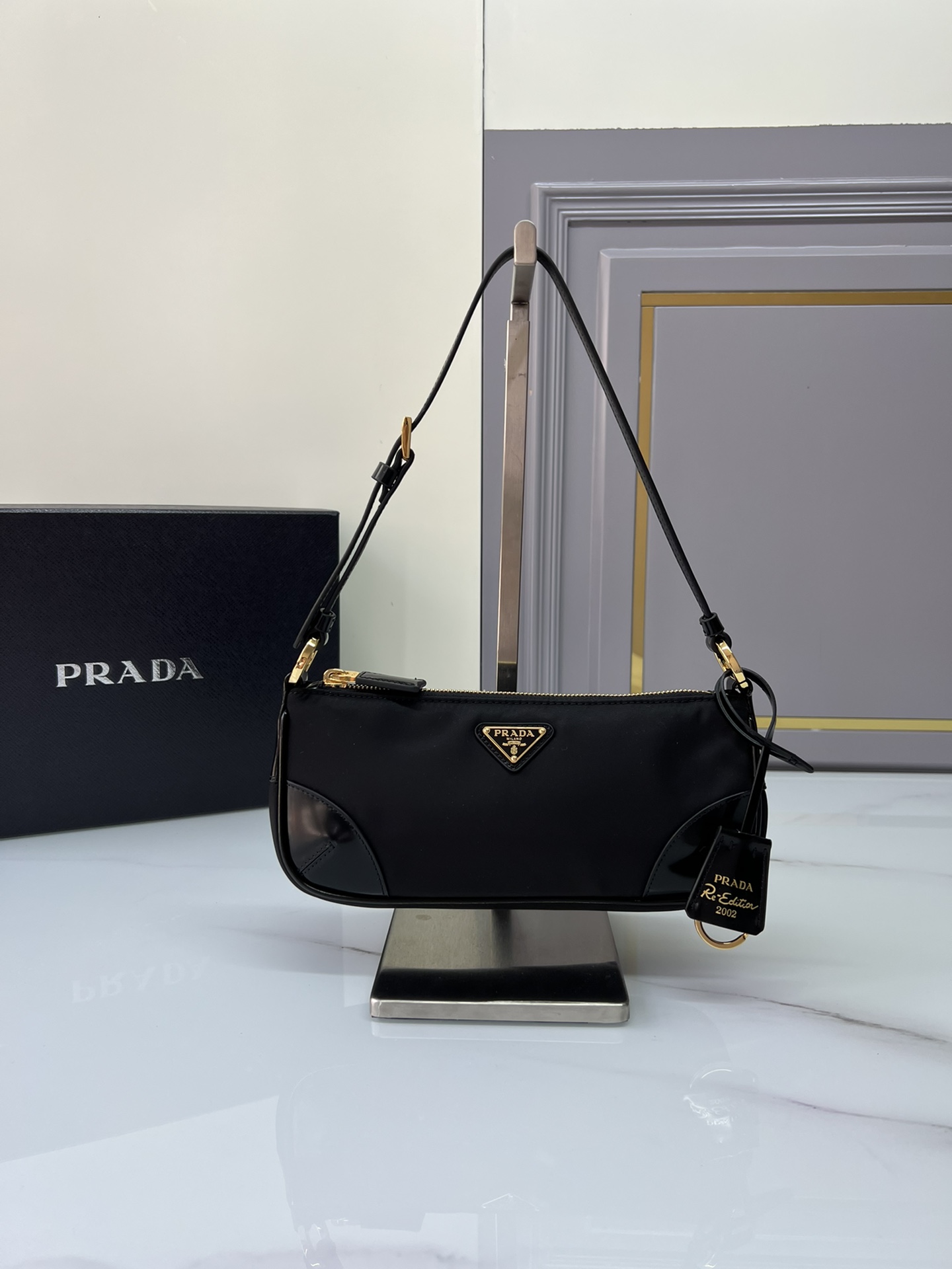 TOP PRADA Re-Edition 2002 Shoulder Bag Nylon Fabric Embellished with Glossy Leather 23.5x10x5cm - Black