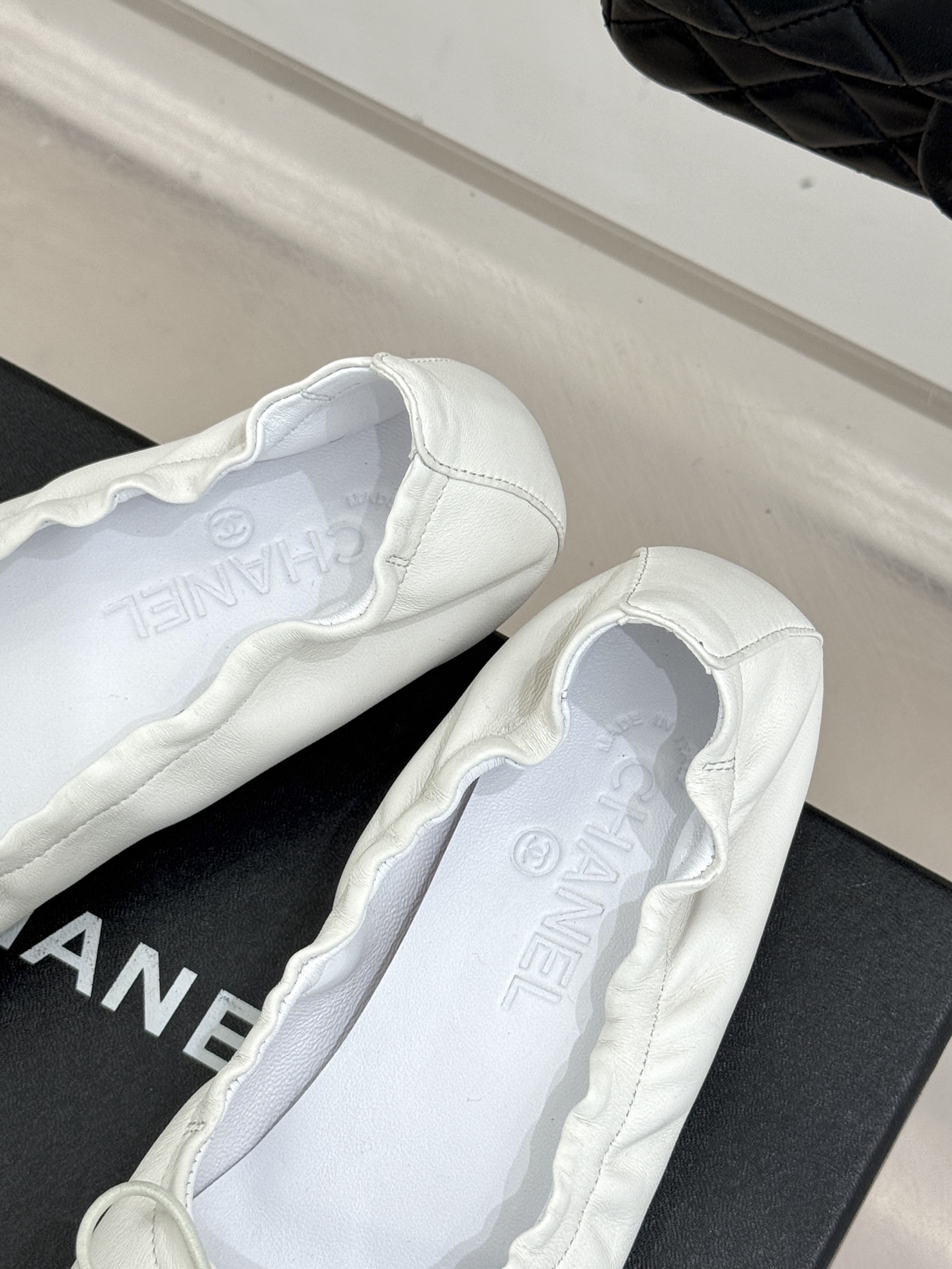 TOP CHANEL Flat Shoes with Bow - White