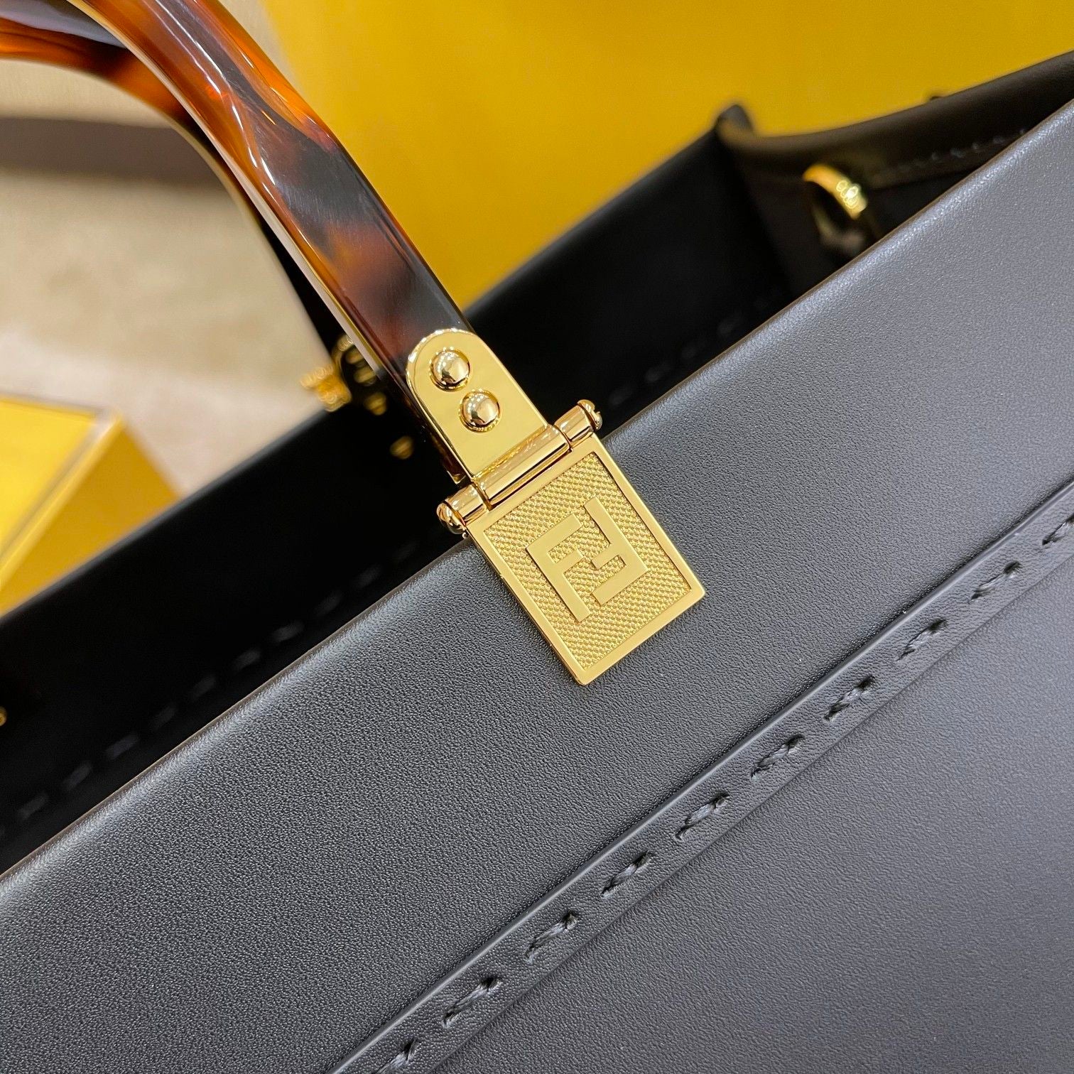 TOP FENDI Medium Sunshine Tote - Black
