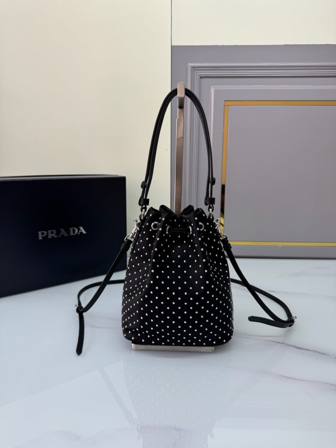 TOP PRADA Rivet Bucket Bag 15.5x19.5x10cm - Black