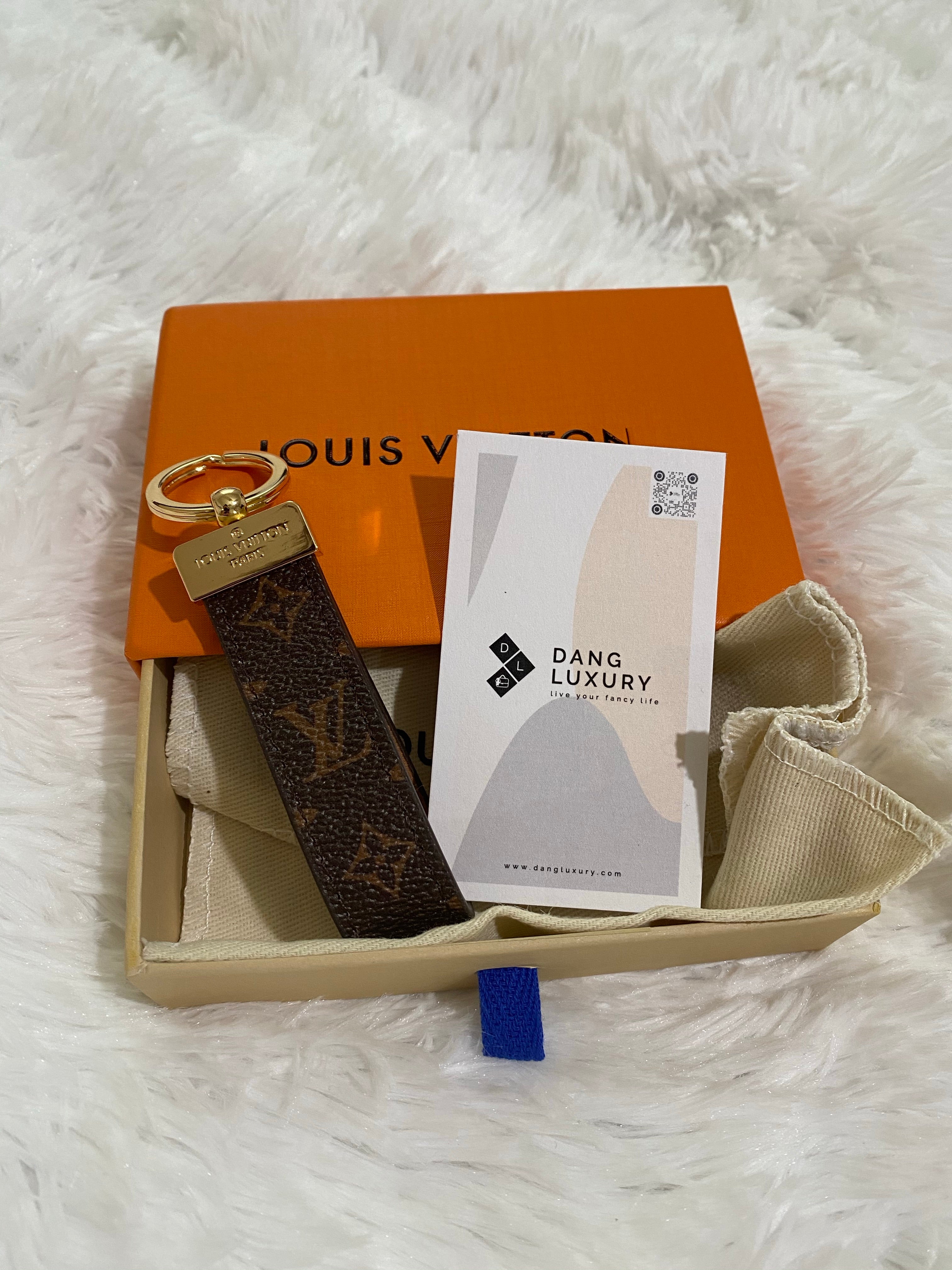 TOP Louis Vuitton LV £V Dragonne Key Holder