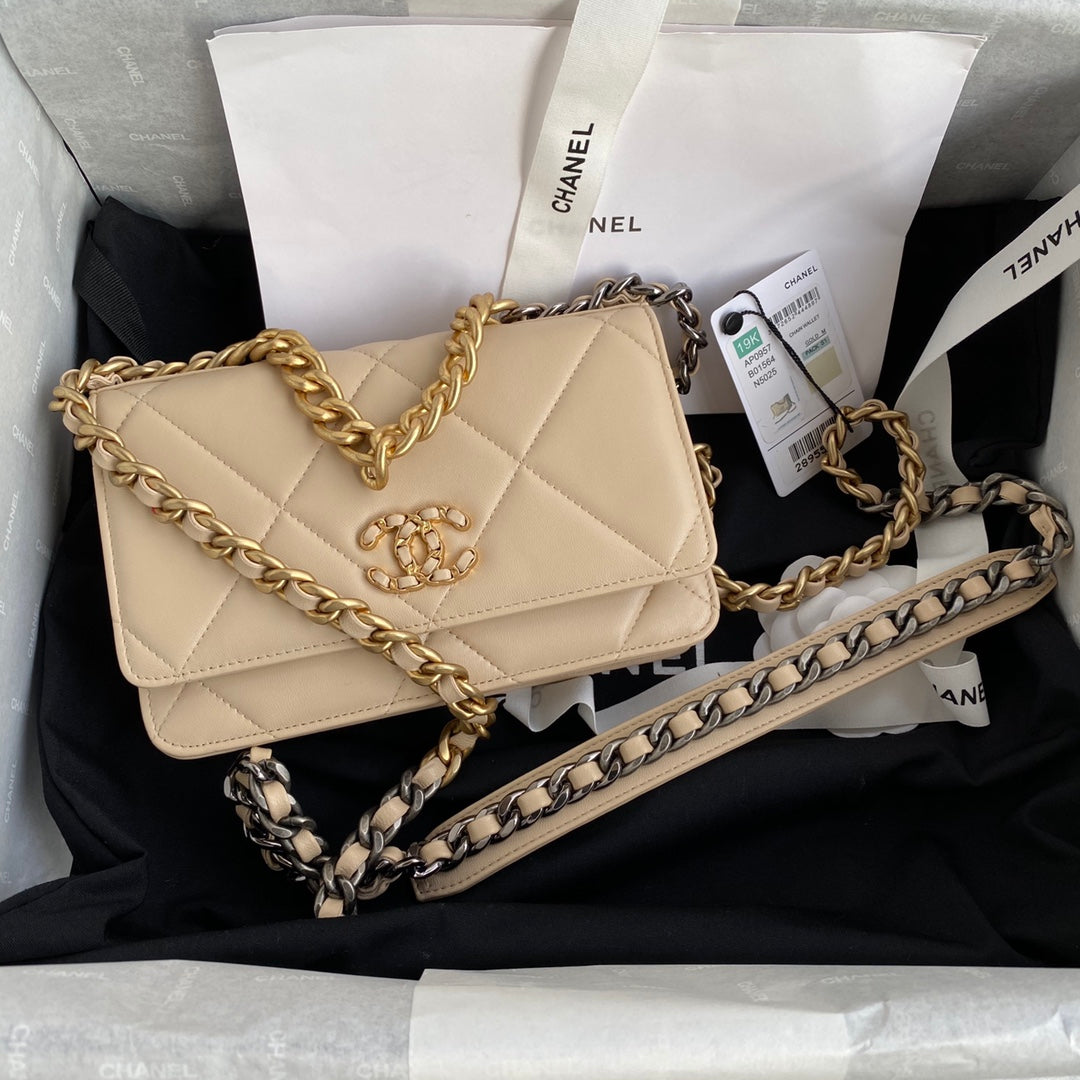 TOP CHANEL 19 WOC Bag - Beige