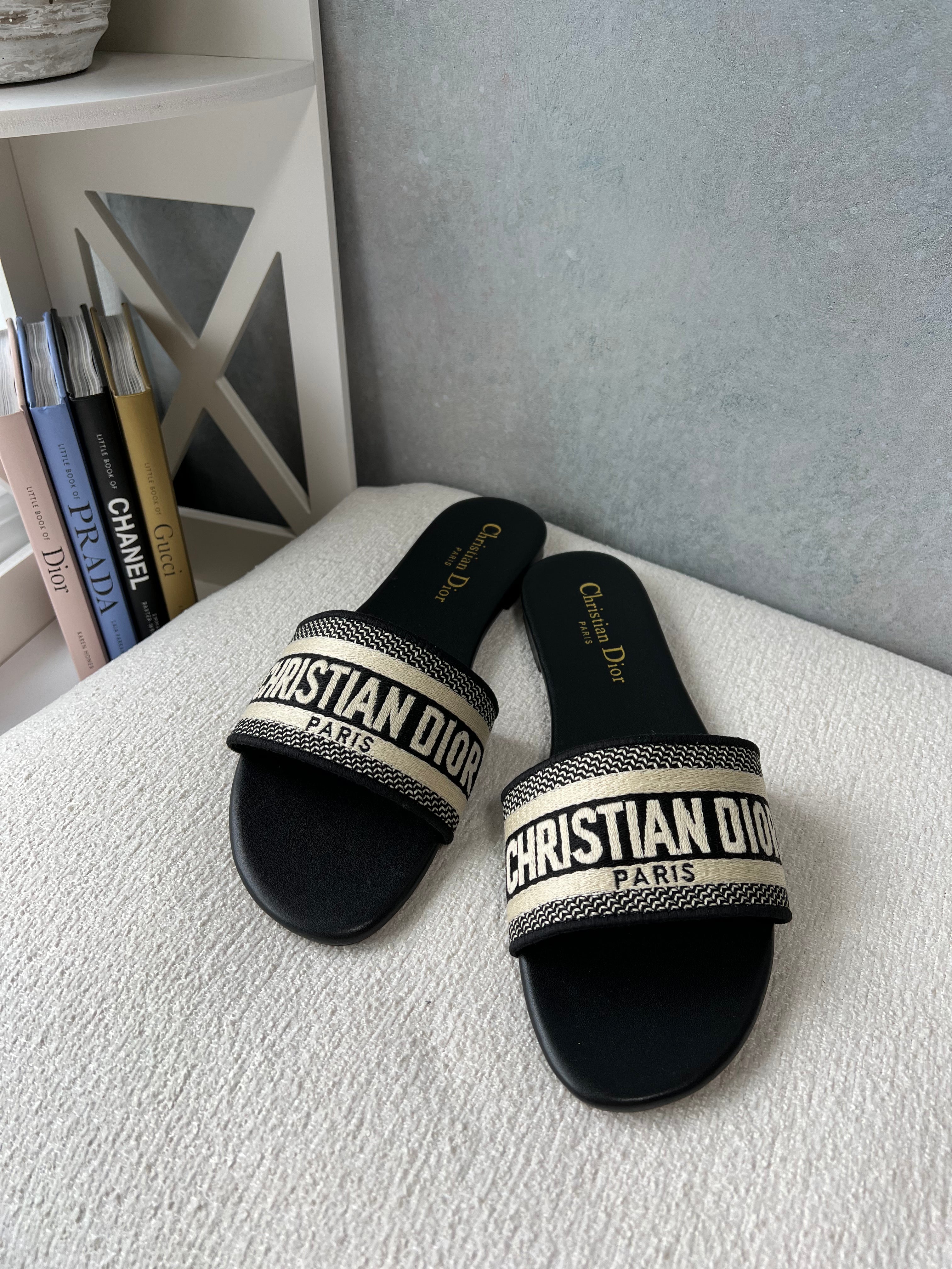 TOP Christian Dior CD Embroidered Dway Sandals - Black
