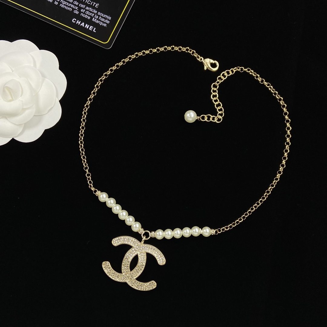 TOP CHANEL Metal/Pearl Gradient Diamond Necklace - Gold