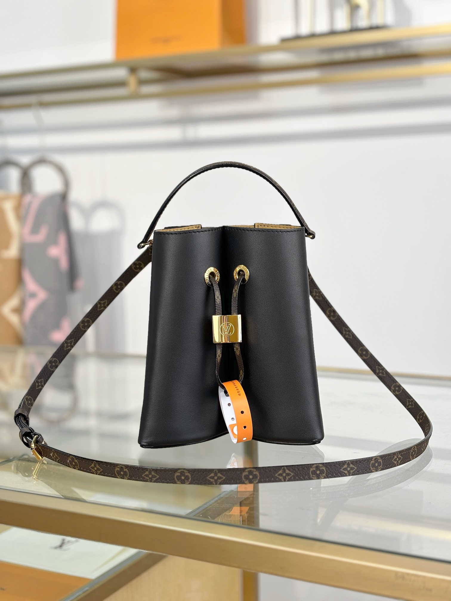TOP Louis Vuitton LV BLOOM Bag 21x21x16cm - Black