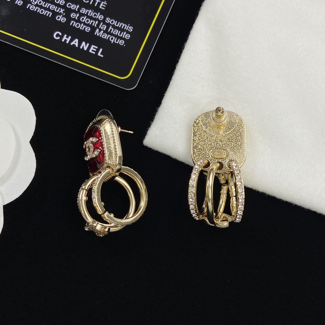 TOP CHANEL Crystal/Diamond Earrings - Red