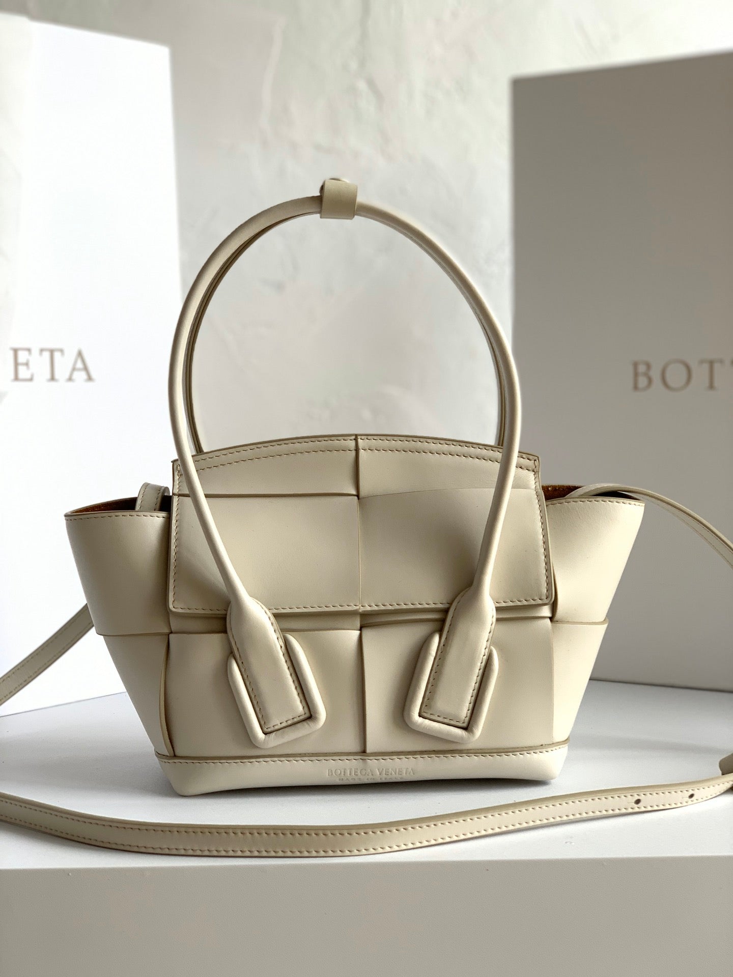 TOP Bottega Veneta BV Mini Arco 29 Leather Bag - Off White