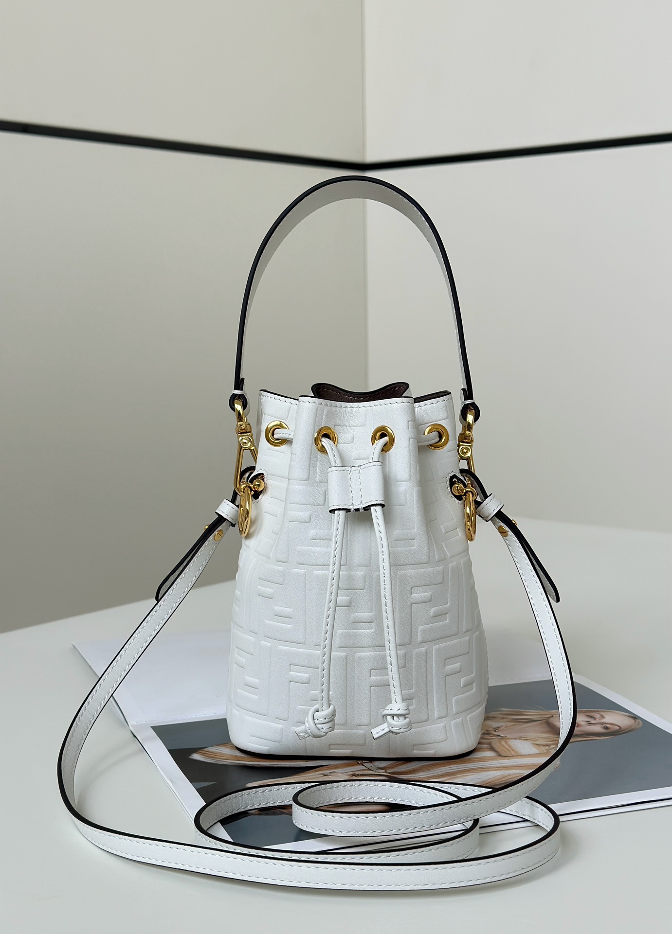 TOP FENDI Mon Tresor Bucket Bag Cowhide 18x12x10cm - White