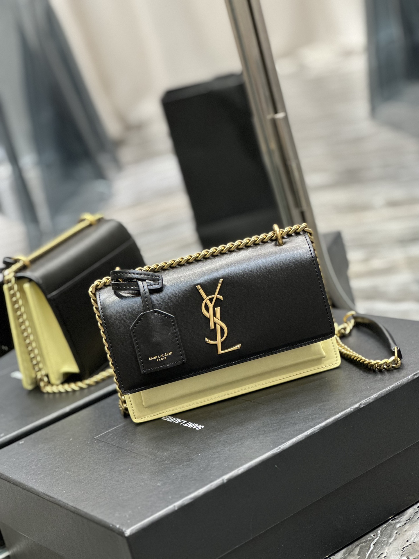 TOP Yves Saint Laurent YSL Crocodile Sunset Shoulder Bag Small - Black with Apricot GHW