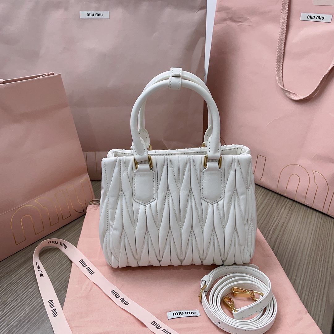 TOP Miu Miu Lambskin Classic Embossed Bag 20 x 16 x 11 cm - 3 Color