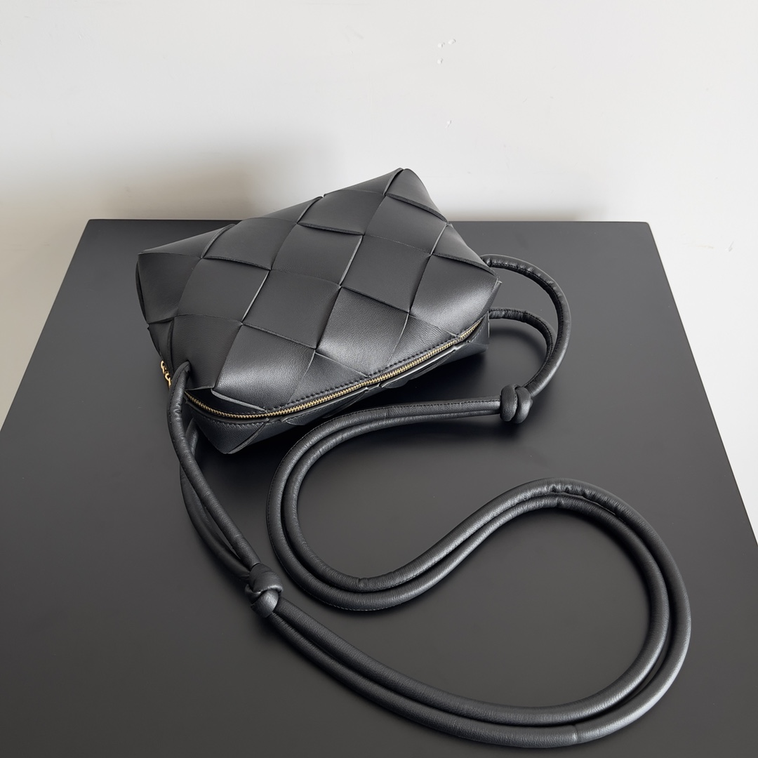 TOP Bottega Veneta BV Cassette Camera Bag 21x14x7 cm - Black