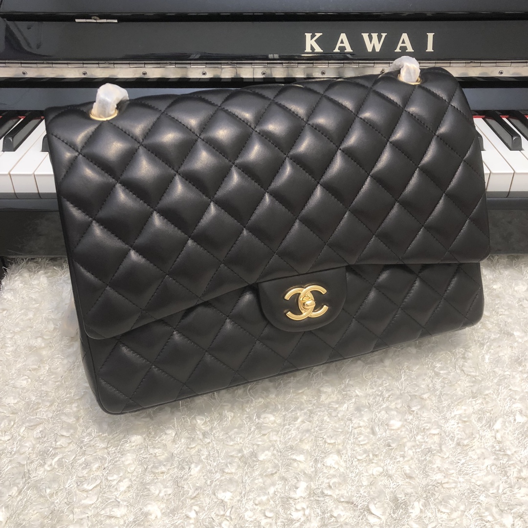 TOP CHANEL Classic Flap Bag Lambskin Max 33X20X10cm – Black & GHW