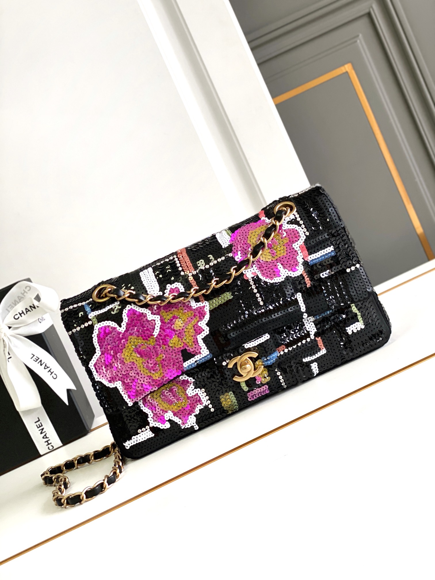 TOP CHANEL Flap Bag with Embroidered Satin Sequins 25cm - Black