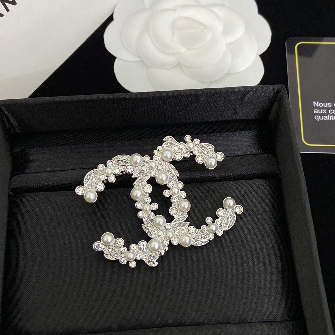 TOP CHANEL Brooch Collections