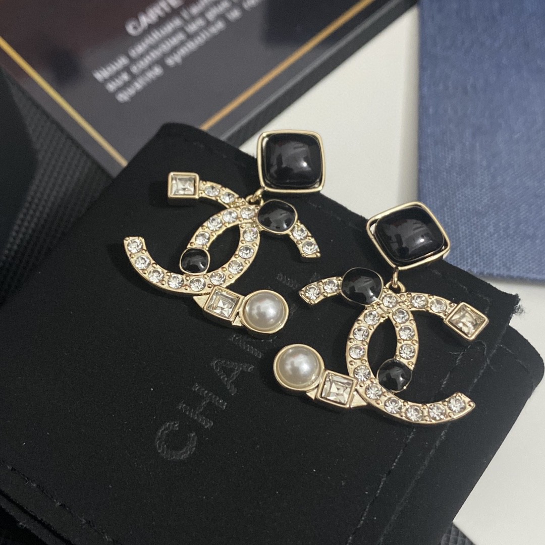 TOP CHANEL Black and White Diamond Alphabet Pearl Stud Earrings