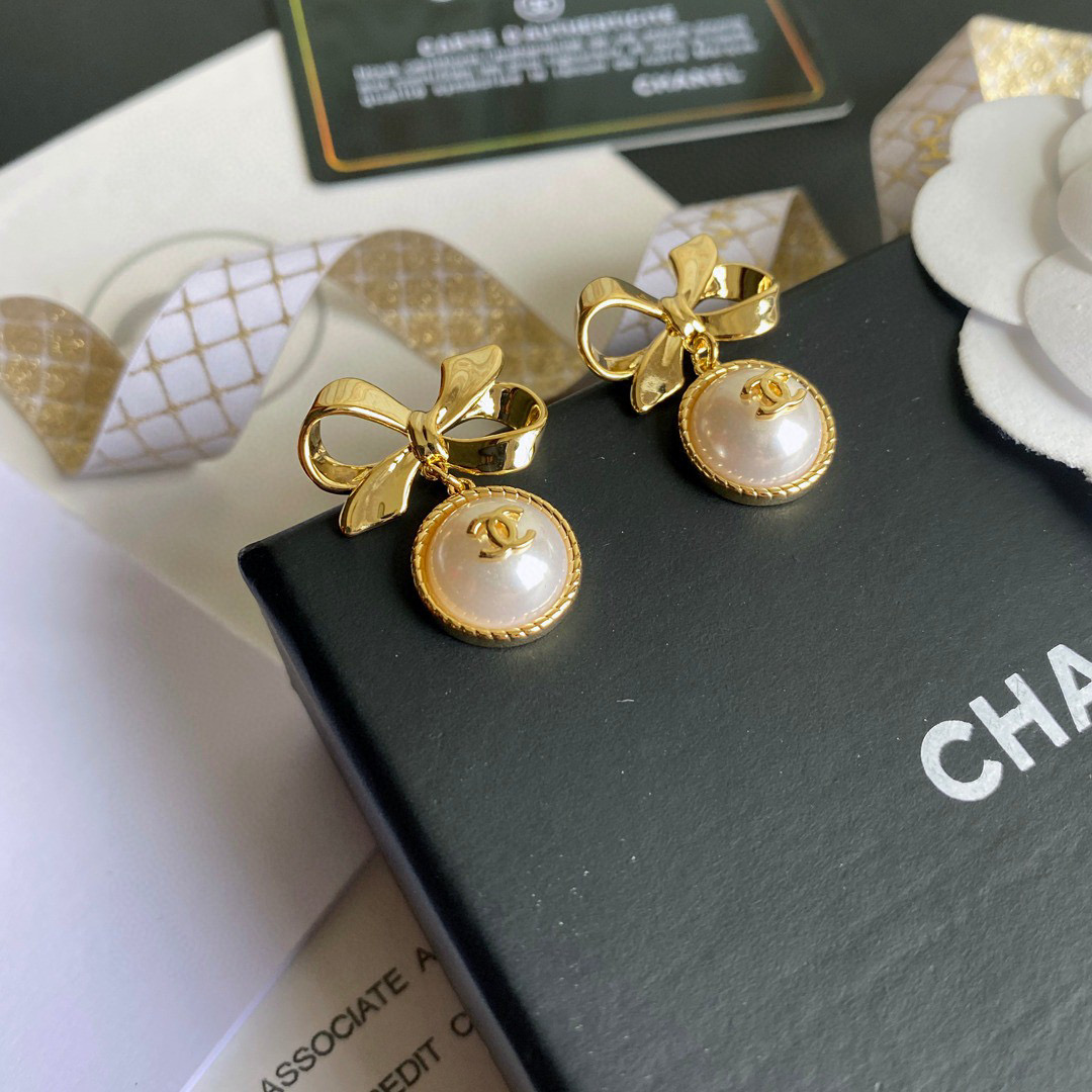 TOP CHANEL Logo Pearls Gold Bow Earrings
