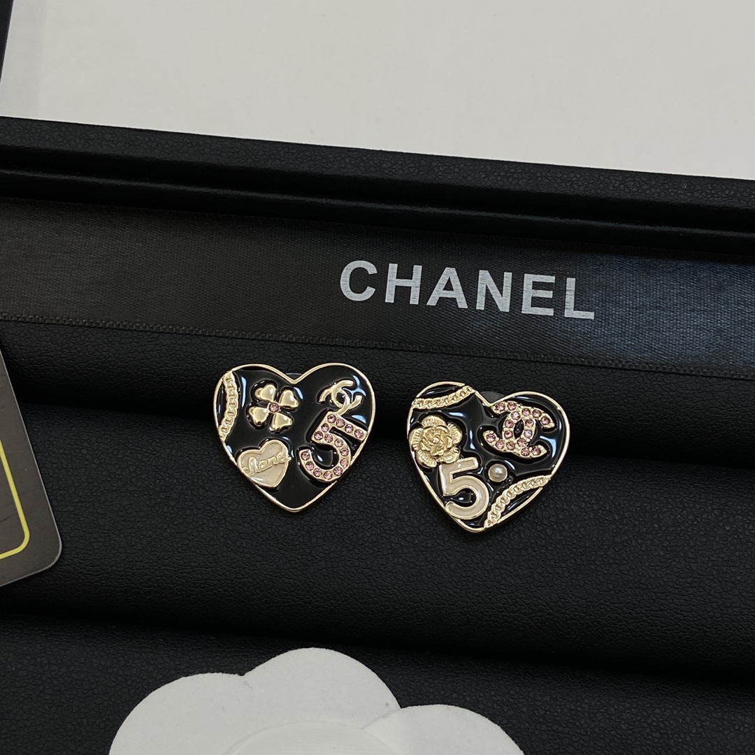 TOP CHANEL CC Heart Earrings-Black