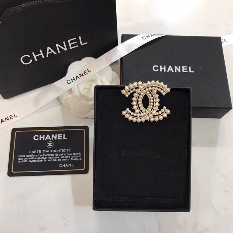TOP CHANEL Double C Pearl Brooch