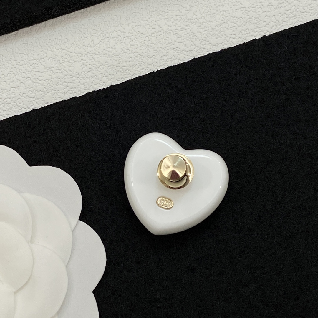 TOP CHANEL Brooch - White