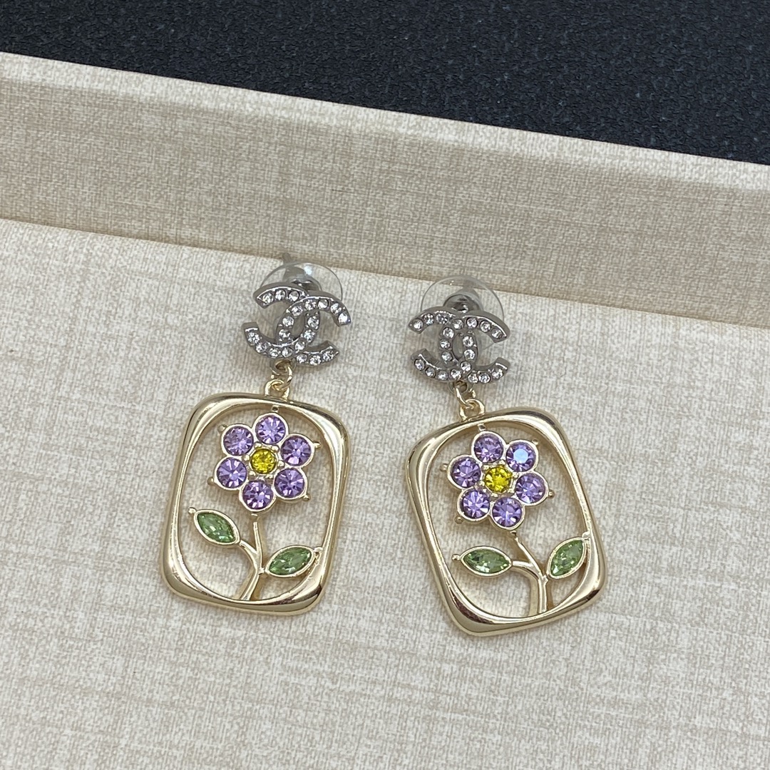 TOP CHANEL Flowers  Earrings - Gold