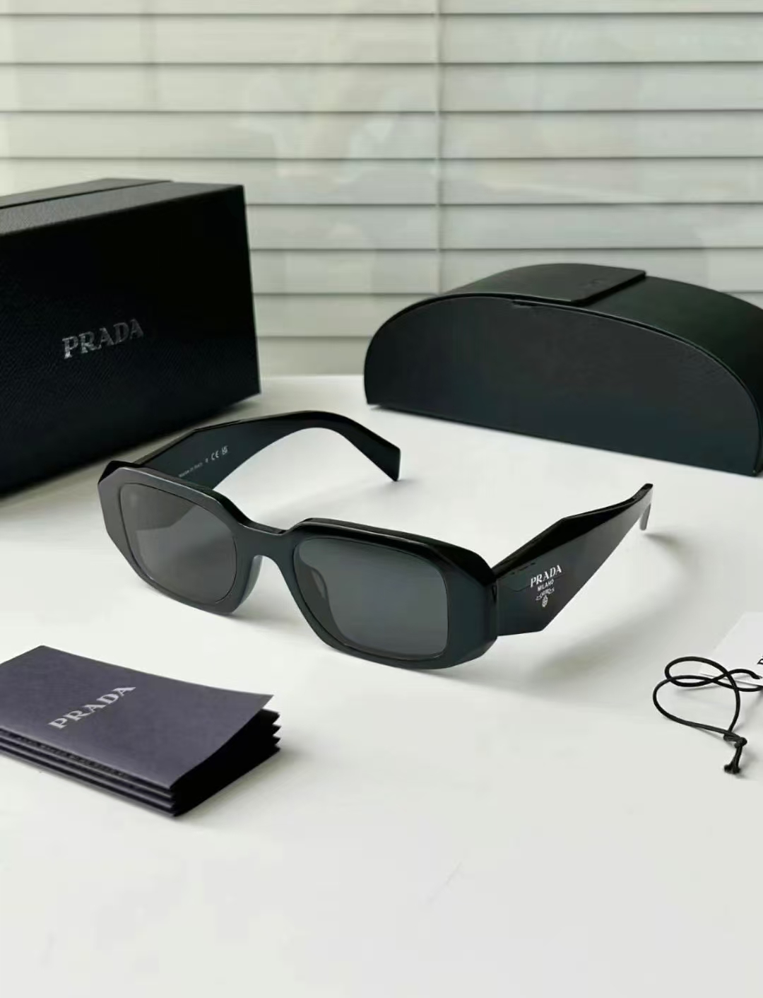 TOP PRADA Sunglasses - Black