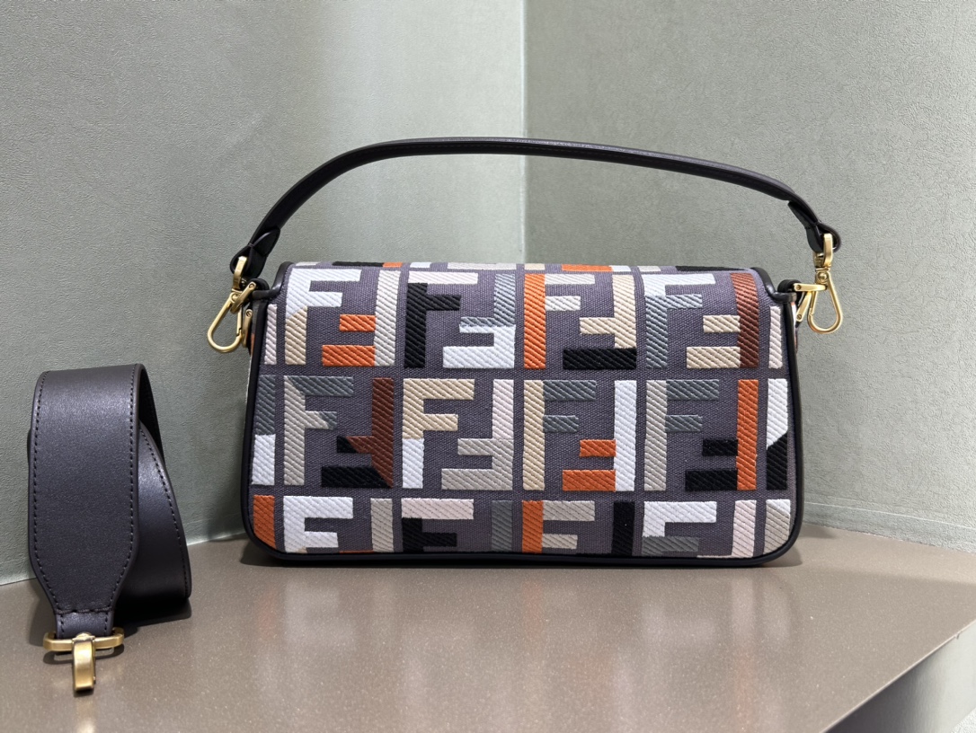 TOP FENDI Baguette FF Bag 26x13x6 cm
